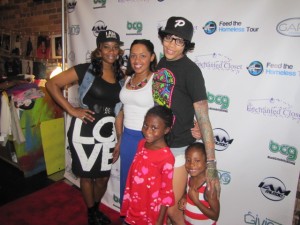 Love And Hip Hop Atlanta’s Che Mack with children at the Giving Boutique 