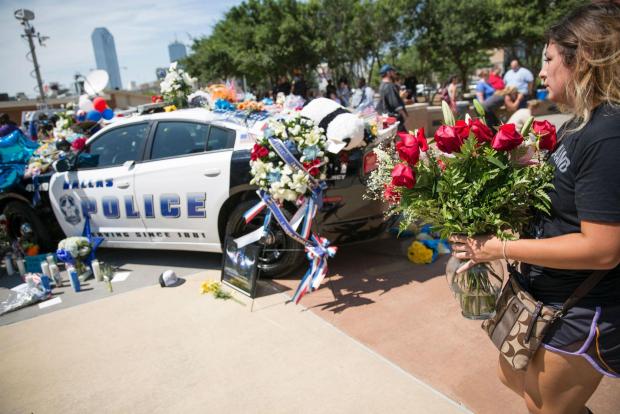 dallas-shooting-mourners