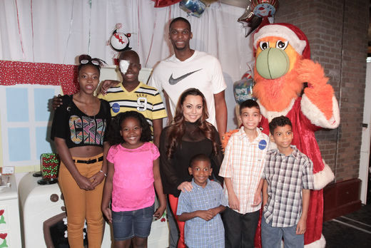 CHRIS BOSH, HIS WIFE AND THEIR KIDS ARE ENJOYING A FUN SUMMER