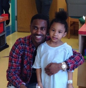 Detroit's Own Big Sean Gives Back at the Detroit Children's Hospital. He spend several hours visiting patients and gifting them with some quality time and gifts.