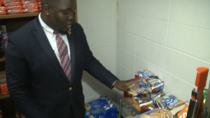 al__food_pantry_donations_post_goes_viral__vo_sot___nns102916061024ppt008-mp4_00-00-57-25_1477756580477_2218601_ver1-0_640_360